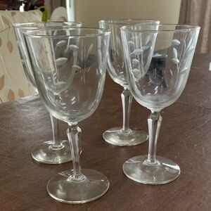 Elegant Clear Wine Glass Set